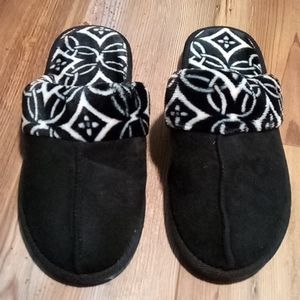 Vera Bradley Shoes - πNew Very Bradley π¨οΈ slippers 7-8 Vera Bradley Shoes - πNew Very Bradley π¨οΈ slippers 7-8